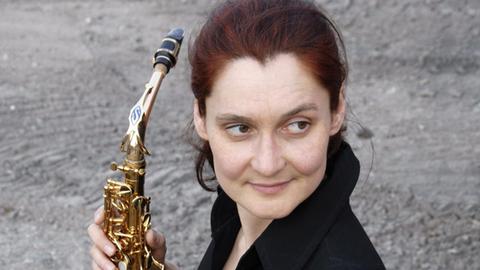 Angelika Niescier mit ihrem Saxophon
