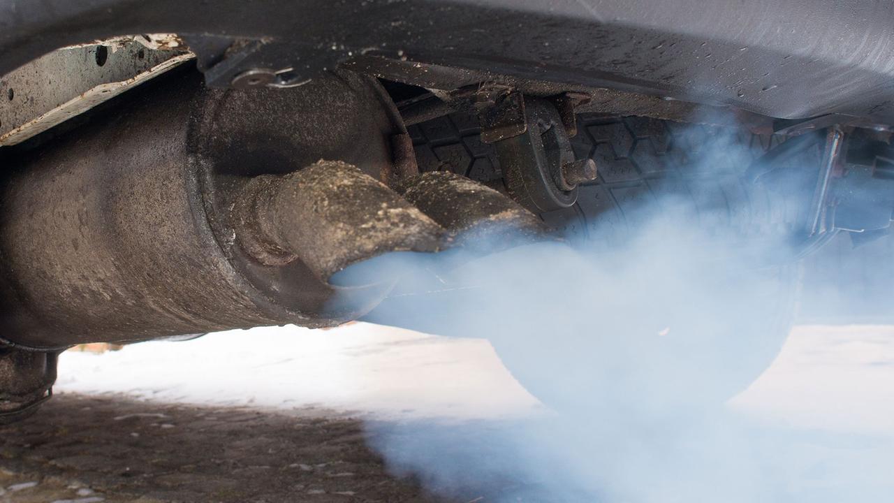 Dieselrauch kommt aus einem Auspuff eines Kleintransporters in Frankfurt (Oder) (Brandenburg), aufgenommen am 23.02.2013.