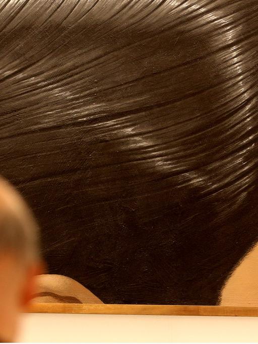 Ein Besucher mit Halbglatze steht vor dem Bild "Hair Partition" des Künstlers Domenico Gnoli in der Ludwiggalerie im Schloss Oberhausen.