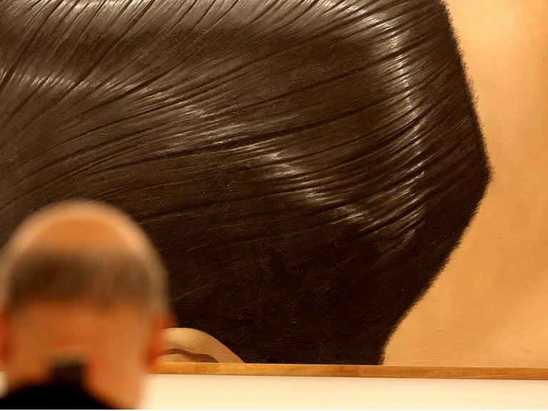 Ein Besucher mit Halbglatze steht vor dem Bild "Hair Partition" des Künstlers Domenico Gnoli in der Ludwiggalerie im Schloss Oberhausen.