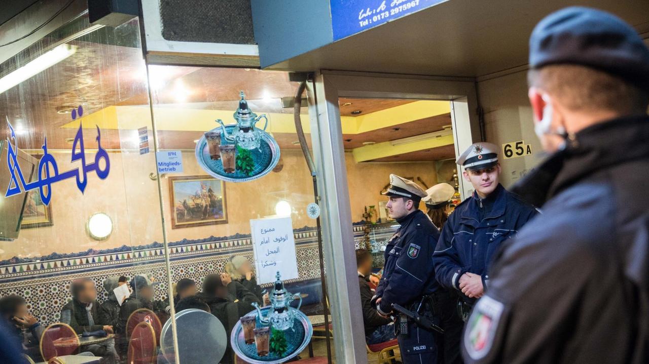 Polizei steht vor einem Cafe am 16.01.2016 im Nordafrikaner-Viertel von Düsseldorf (Nordrhein-Westfalen) während eine Razzia. Mit mehreren Hundert Beamten ist die Polizei zu einer Razzia in das sogenannte Maghreb-Viertel eingerückt. 