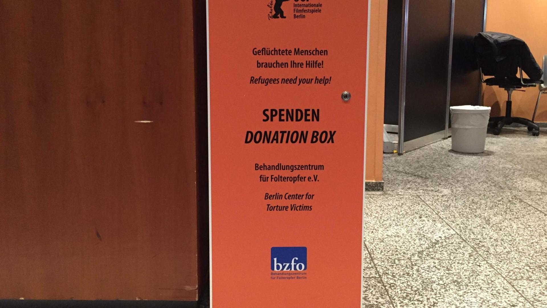 Auf dem Festspielgelände der Berlinale stehen orangefarbene Spendenboxen.