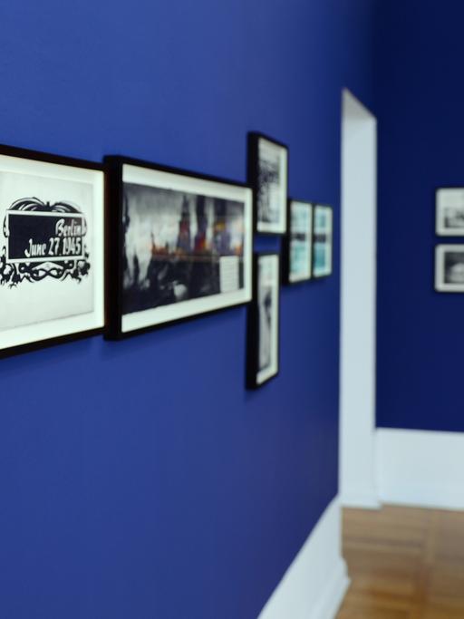 Eine Besucherin schaut sich im März 2017 in der Ausstellung "Vermisst. Der Turm der blauen Pferde von Franz Marc" im Haus Waldsee in in Berlin die Installation und Zeichnungenserie "High Mountains, a Rainbow, the Moon and Stars" aus dem Jahr 2016 von Marcel van Eeden an.