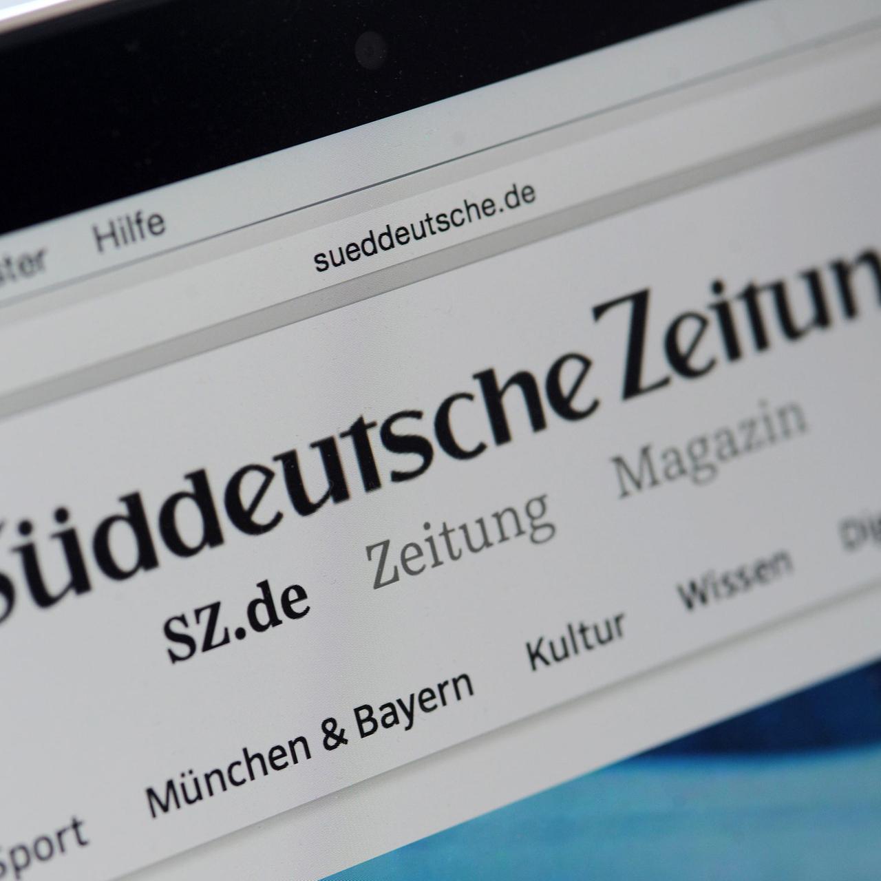 Auf dem Monitor eines Laptops ist der Online-Auftritt der Süddeutschen Zeitung mit dem Logo der SZ zu sehen.