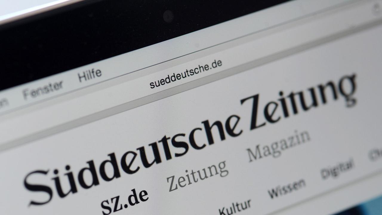 Auf dem Monitor eines Laptops ist der Online-Auftritt der Süddeutschen Zeitung mit dem Logo der SZ zu sehen.