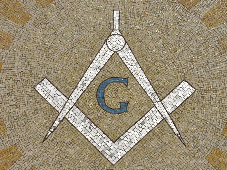Der Mosaikfußboden einer Bostoner Freimaurerloge zeigt Zirkel und Winkelmaß, die den Buchstaben "G" umschließen