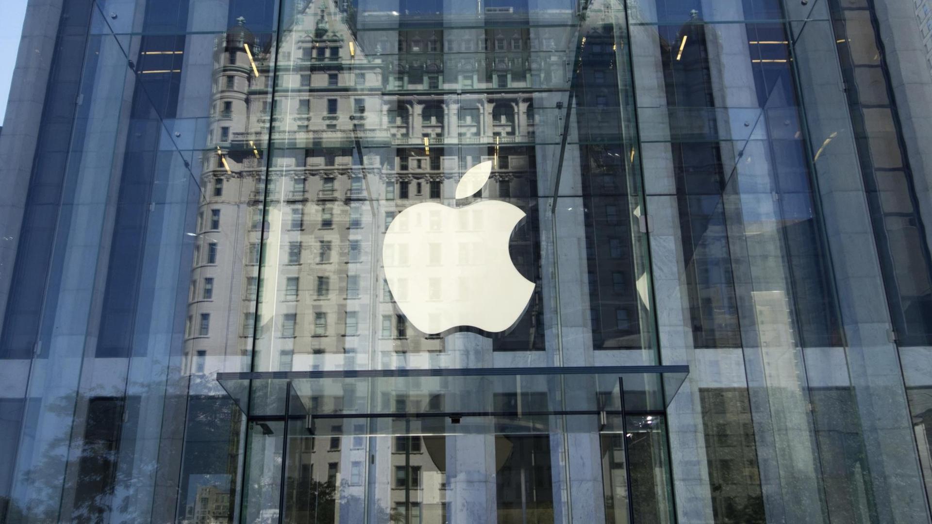 Das Logo des Apple-Konzerns an einem Geschäft in New York City.
