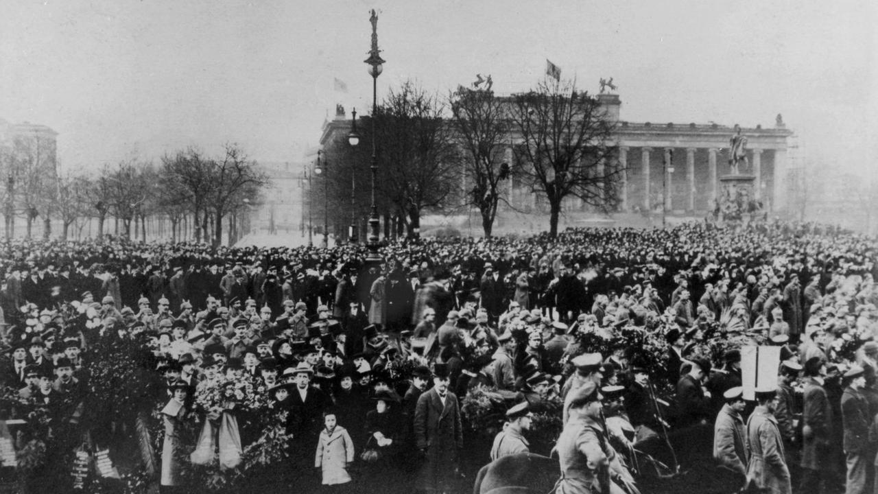 Trauerversammlung im Berliner Lustgarten anlässlich der Beisetzung der Opfer des Spartakusaufstandes im Januar 1919.