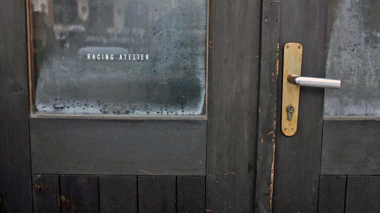 An der Tür zu Leander Angerers Werkstatt steht in weißen Buchstaben "Racing Atelier".