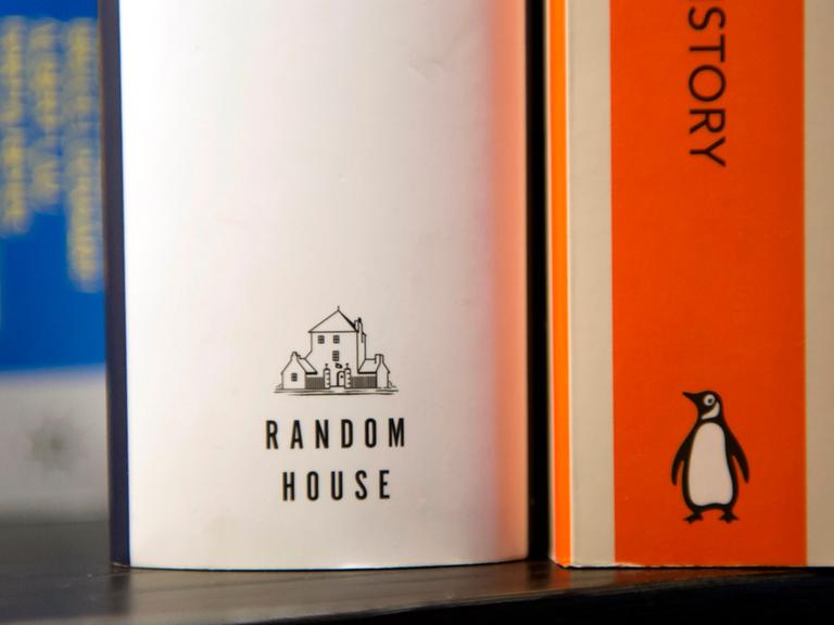 Bücher aus den Buchverlagen Random House (l) und Penguin stehen am 26.10.2012 in Berlin in einem Regal. Europas größter Medienkonzern Bertelsmann und das britische Verlagshaus Pearson führen Gespräche über einen Zusammenschluss ihrer Buchverlage. Man sei 