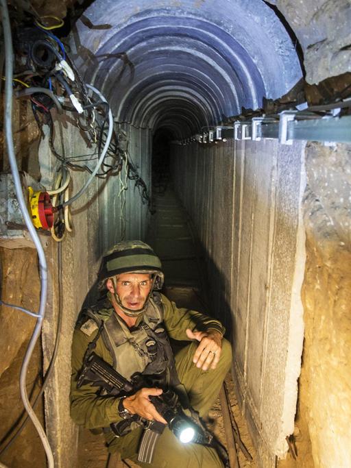 Ein Soldat der israelischen Armee in einem Tunnel an der Grenze von Gazastreifen und Israel; der Tunnel soll von der palästinensischen Hamas genutzt worden sein, 25. Juli 2014