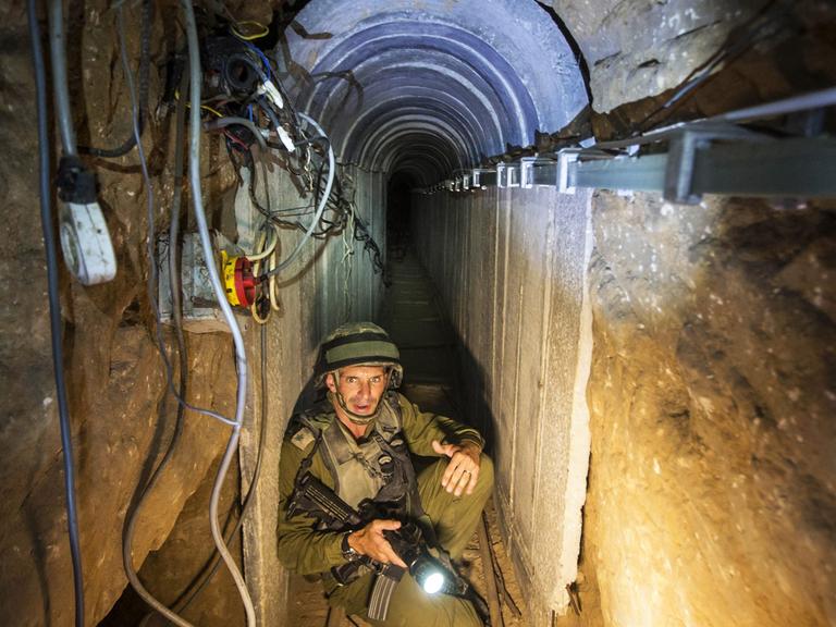 Ein Soldat der israelischen Armee in einem Tunnel an der Grenze von Gazastreifen und Israel; der Tunnel soll von der palästinensischen Hamas genutzt worden sein, 25. Juli 2014