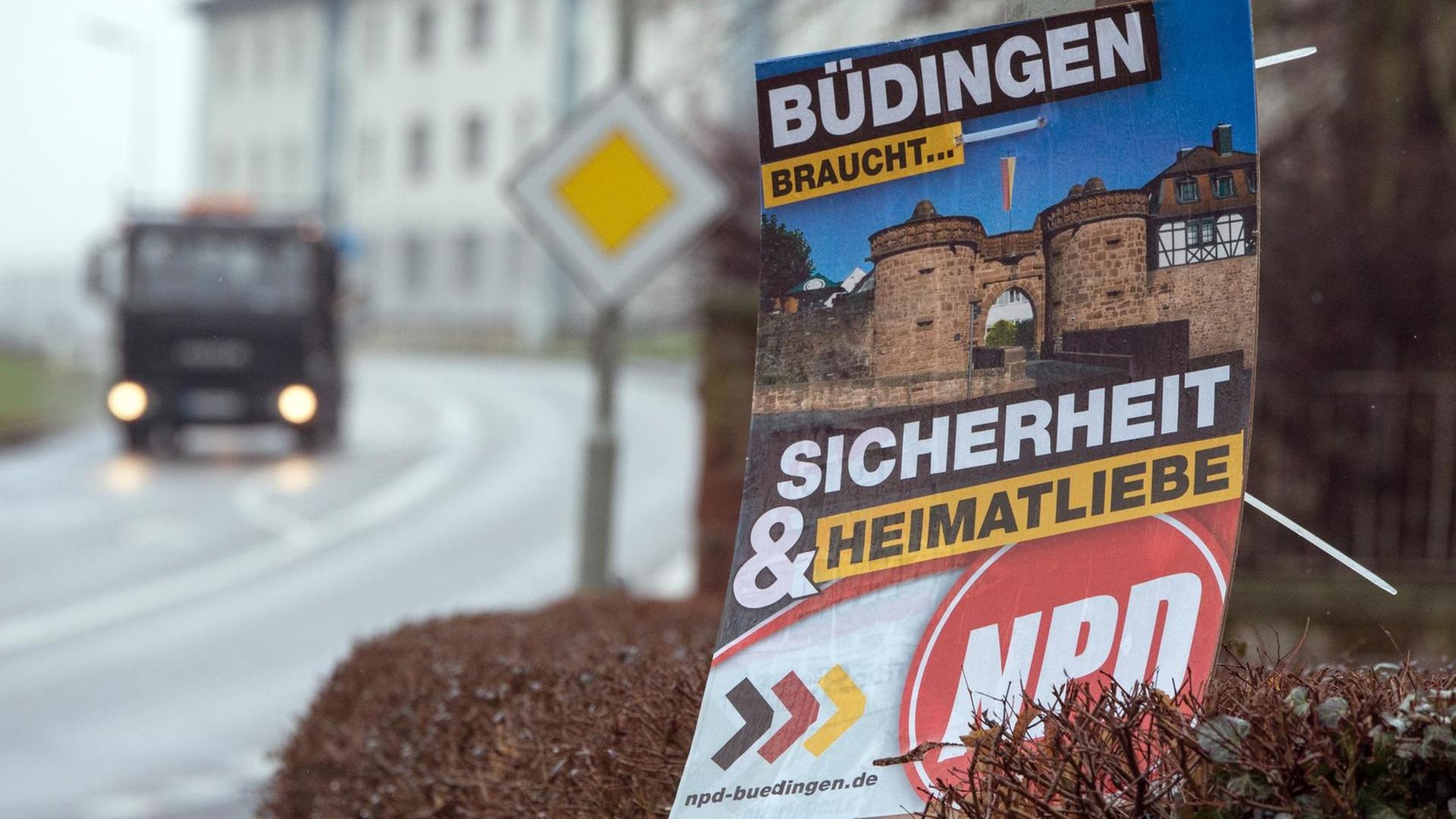 "Büdingen braucht Sicherheit und Heimatliebe" steht am 07.03.2016 in Büdingen in der Wetterau (Hessen) auf einem Wahlplakat der NPD zur Kommunalwahl. Die rechtsextreme NPD kam hier bei den Kommunalwahlen auf 14 Prozent der Stimmen.