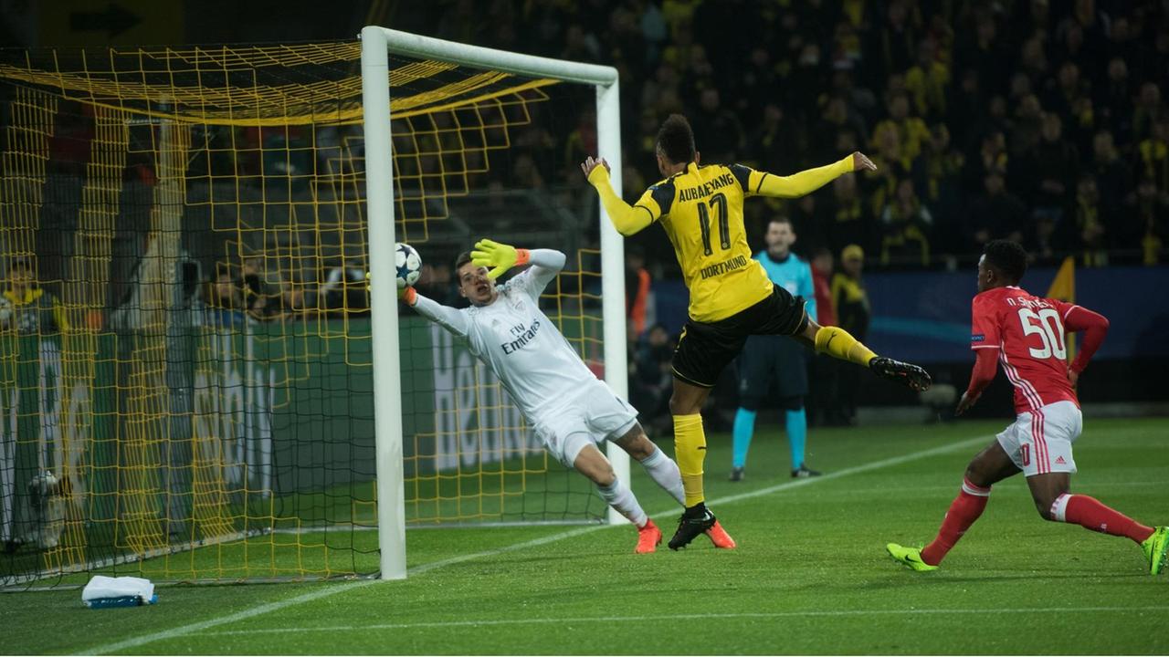 Dortmunds Pierre-Emerick Aubameyang erzielt das 1:0.