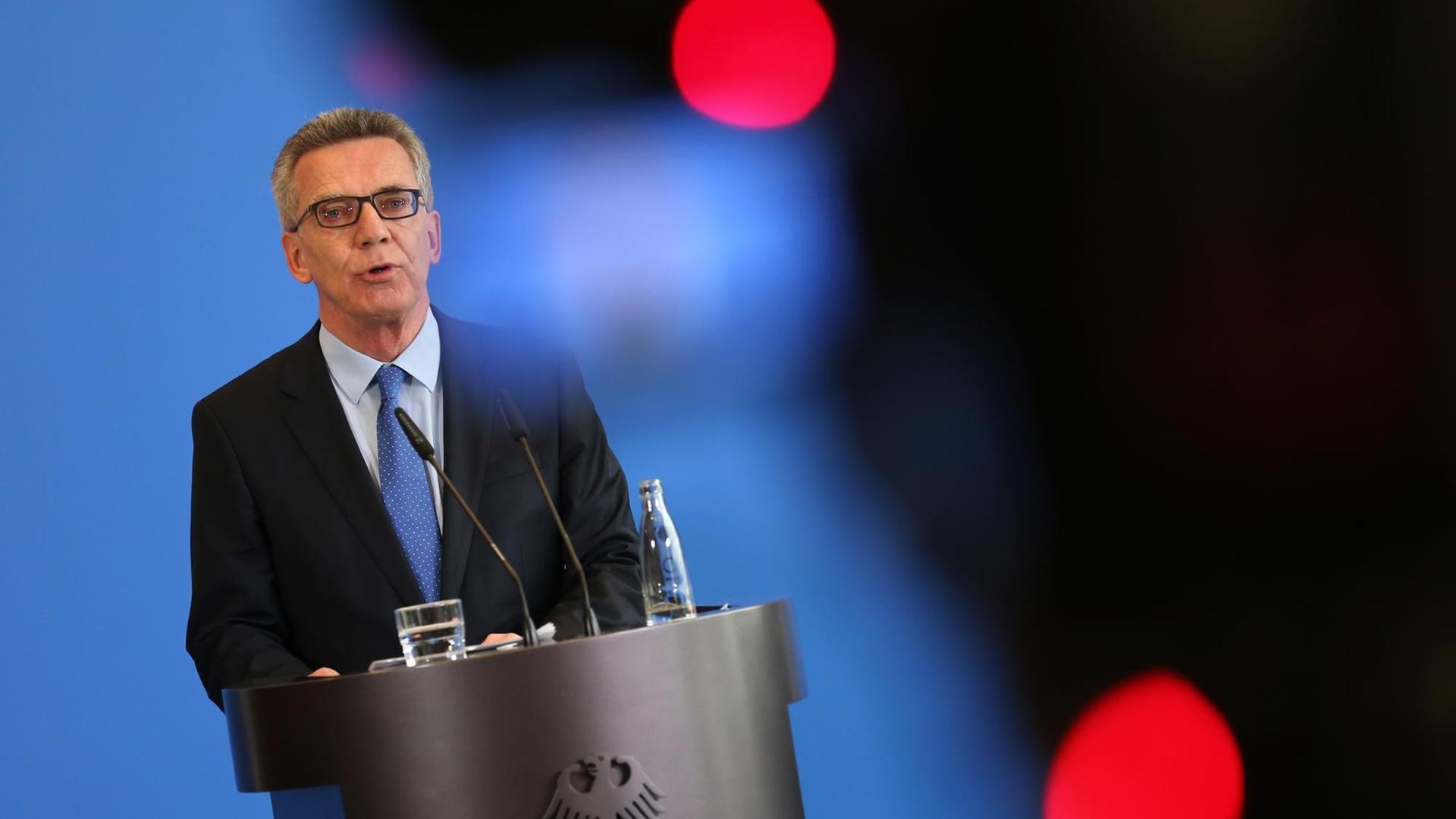 Bundesinnenminister Thomas de Maizière (CDU) stellt in Berlin Vorkehrungen zur Erhöhung der Sicherheit in Deutschland vor.