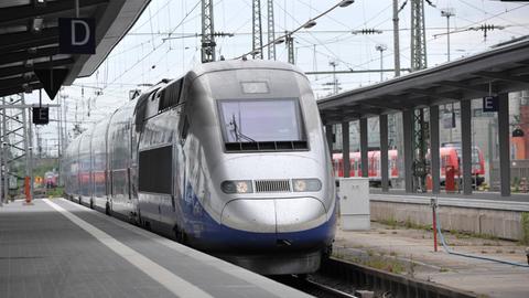 Ein einfahrender TGV am Frankfurter Hauptbahnhof. Der Zug kommt aus Paris.