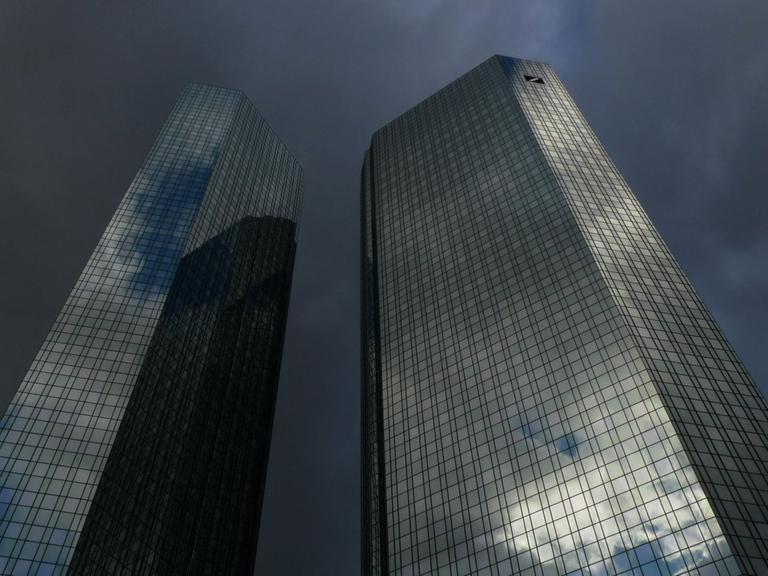 Dunkle Wolke ziehen am 17.12.2011 über den Doppeltürmen der Zentrale der Deutschen Bank in Frankfurt am Main auf.