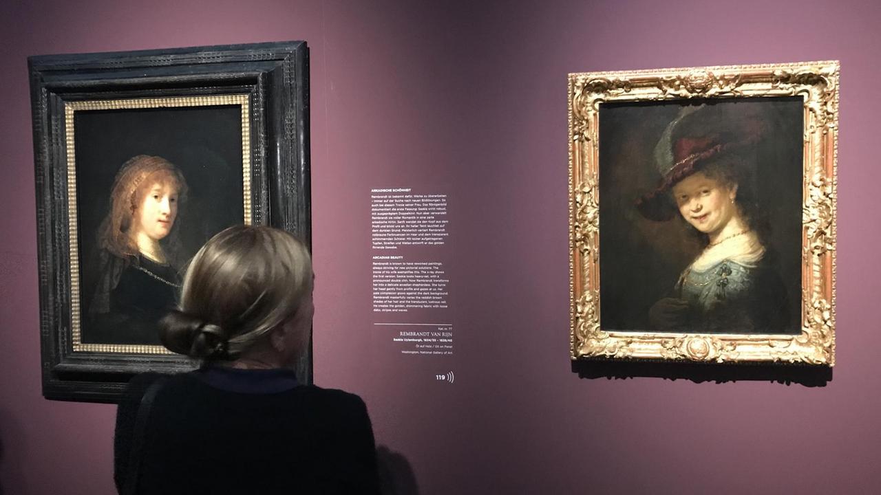 Eine Besucherin in der Ausstellung "Inside Rembrandt" im Walraf-Richartz-Museum, Köln, Oktober 2019