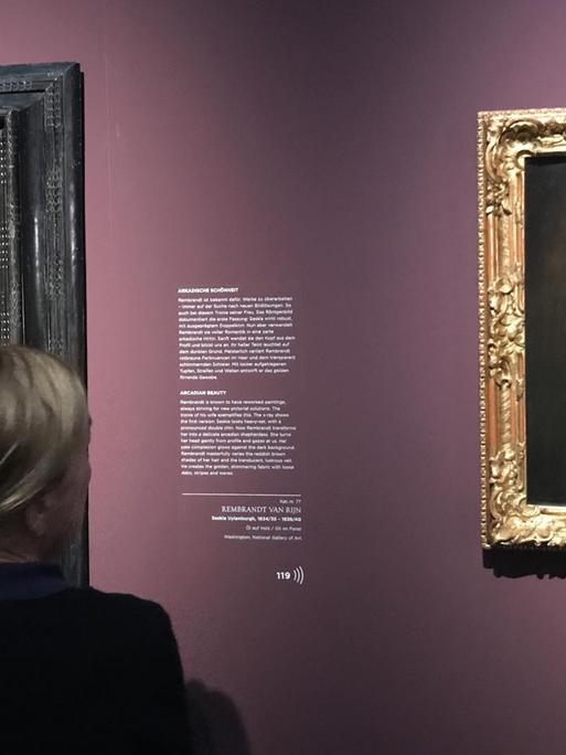 Eine Besucherin in der Ausstellung "Inside Rembrandt" im Wallraf-Richartz-Museum, Köln, Oktober 2019