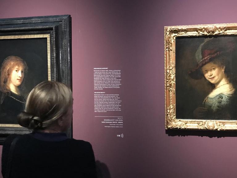 Eine Besucherin in der Ausstellung "Inside Rembrandt" im Wallraf-Richartz-Museum, Köln, Oktober 2019