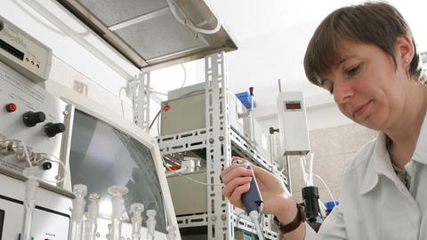 Eine Chemikerin bereitet in einem Analytik-Labor Proben für die Chromatografie vor.