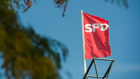 Eine SPD-Fahne über dem Willy-Brandt-Haus in Berlin