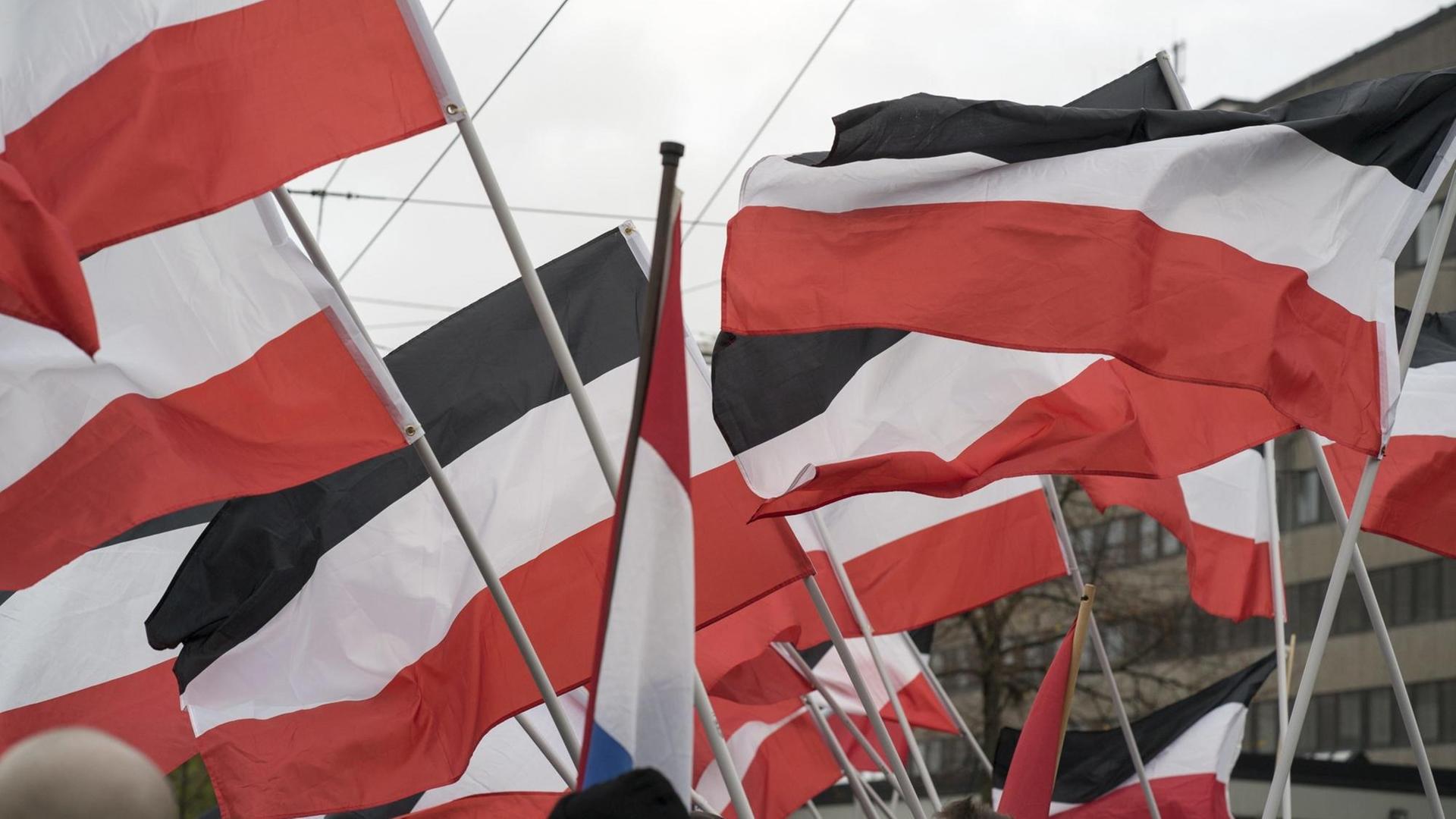 Schwarz-weiß-rote Reichsflaggen bei einer Kundgebung der Neonazi-Partei "Die Rechte" in Bielefeld.