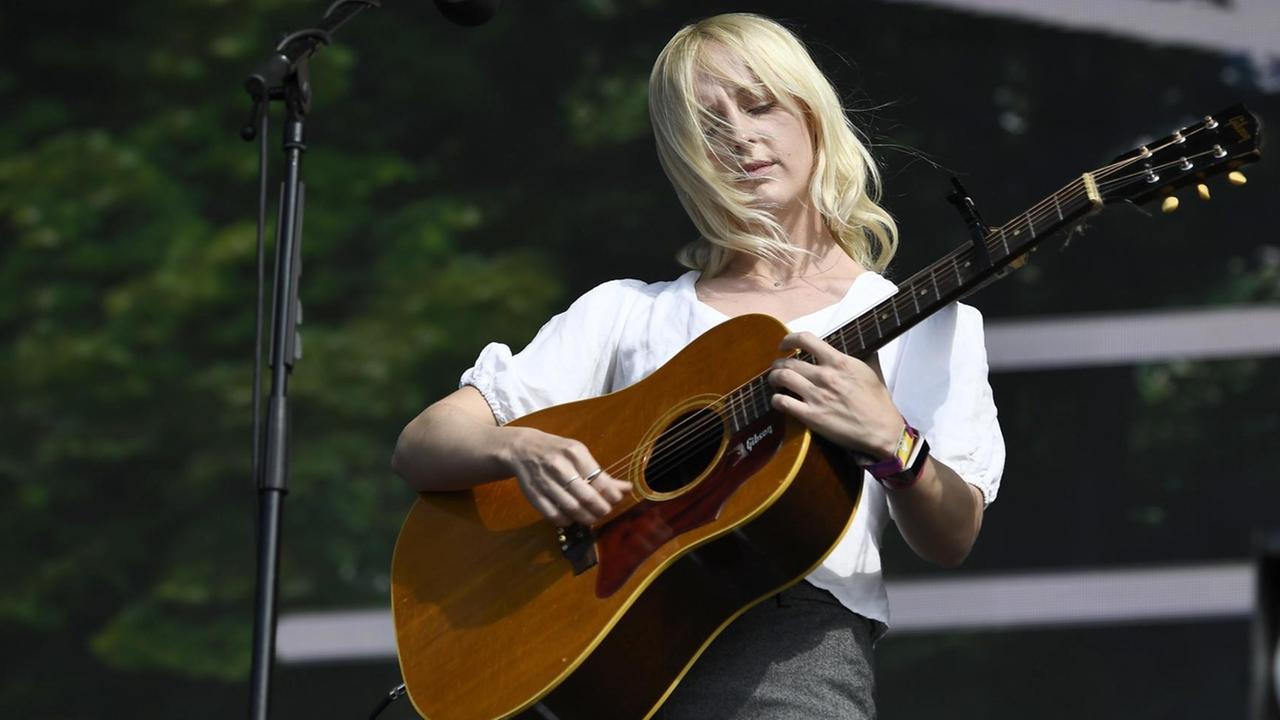 Das Foto zeigt die Folksängerin Laura Marling live auf einer Bühne im Londoner Hyde Park.