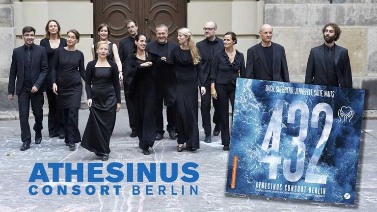 Montage einer Ensemblefotografie von Athesinus Consort Berlin, das die Mitglieder in schwarzer Konzertkleidung zeigt, und dem neuen CD-Cover, das die Zahl 432 auf dunkelblauem Grund präsentiert.