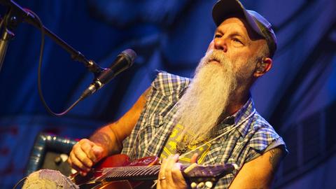 Der US-amerikanische Bluessänger Steve Wold alias Seasick Steve bei einem Konzert im Kesselhaus in Berlin. Sein Markenzeichen ist der lange, weiße Bart.