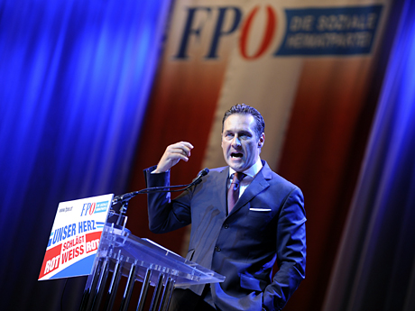 Heinz-Christian Strache, Parteichef der rechtspopulistischen FPÖ, spricht auf dem Parteitag in Graz.