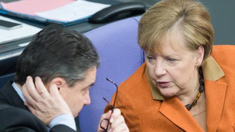 Angela Merkel im Gespräch mit Sigmar Gabriel