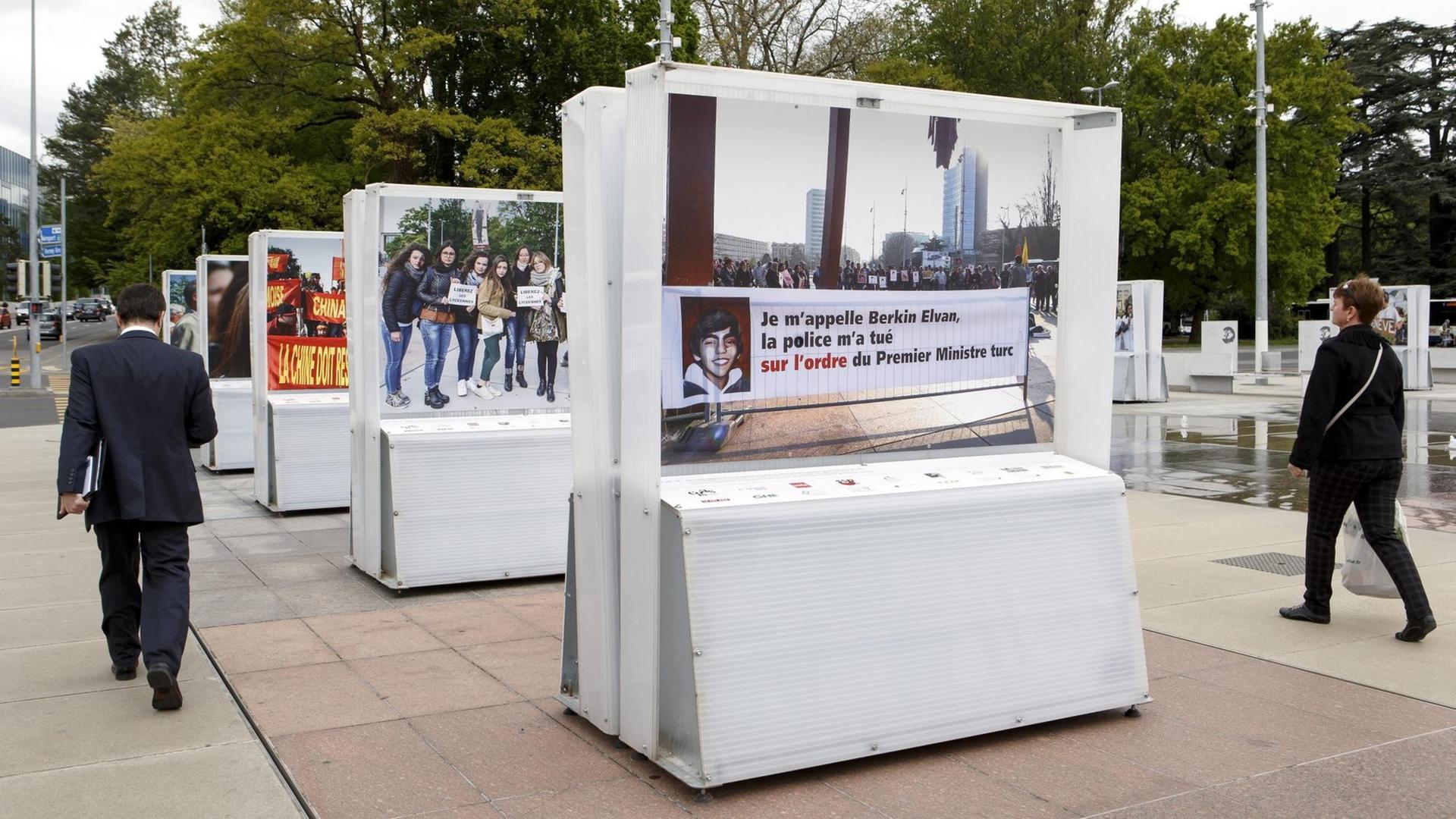 Im Vordergrund sieht man das Foto des Genfer Fotografen Demir Sönmez von einer Demonstration auf dem Genfer Place de la Nation im März 2014. Auf der Aufnahme ist ein Transparent zu sehen, auf dem die Demonstranten den türkischen Präsidenten Erdogan persönlich für den Tod des 15-jährigen Berkin Elvan verantwortlich machen.