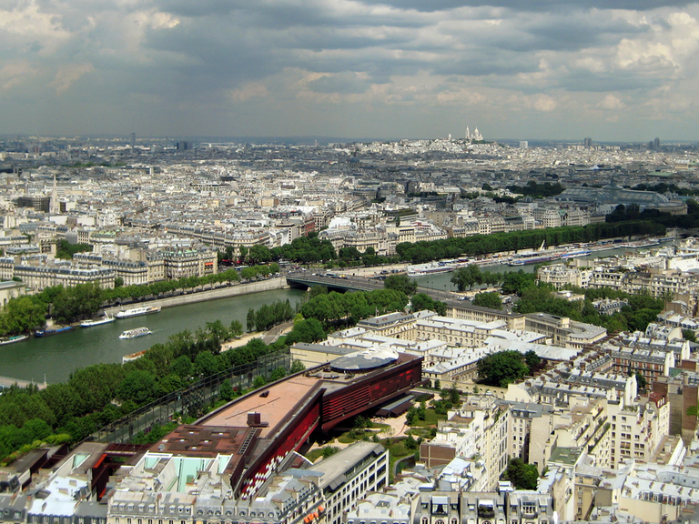 Blick vom Eiffelturm auf die Innenstadt von Paris