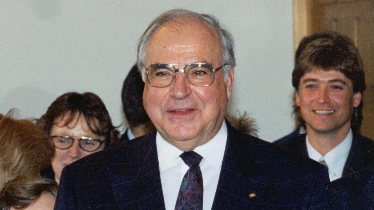 Der ehemalige Bundeskanzler und CDU-Vorsitzende Helmut Kohl im Oktober 1993 bei einer Veranstaltung in Bonn. Der ehemalige Bundeskanzler und CDU-Vorsitzende Helmut Kohl im Oktober 1993 bei einer Veranstaltung in Bonn.