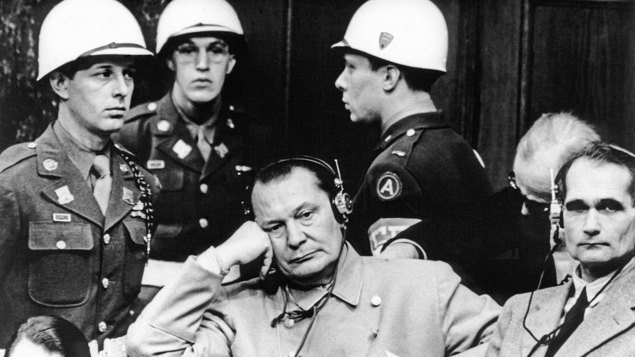 Hermann Göring und Hitlers stellvertretender Führer Rudolf Heß während ihres Prozesses in Nürnberg am 8. Dezember 1945. 
