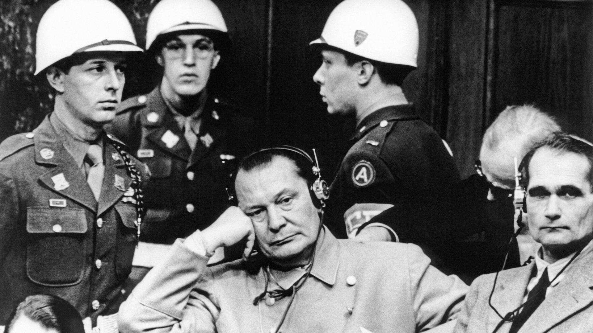 Reichsmarschall Hermann Göring und Hitlers stellvertretender Führer Rudolf Hess während ihres Prozesses in Nürnberg am 8. Dezember 1945. Reichsmarschall Hermann Göring und Hitlers stellvertretender Führer Rudolf Hess während ihres Prozesses in Nürnberg am 8. Dezember 1945.