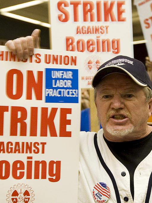 Ein Mitglied der "Boeing Machinists Union" ruft zum Streik auf; aufgenommen in Seattle im US-Bundesstatt Washington im September 2008