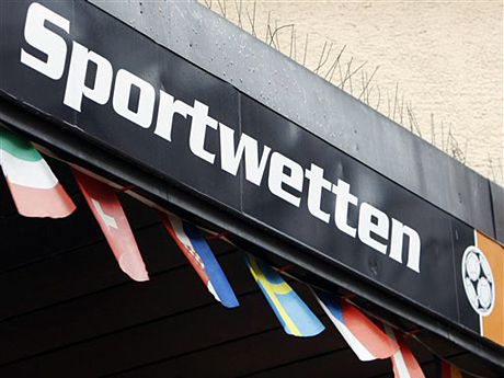 Flaggen verschiedener euopäischer Länder sind  an einer Annahmestelle für Sportwetten in Stuttgart zu sehen.