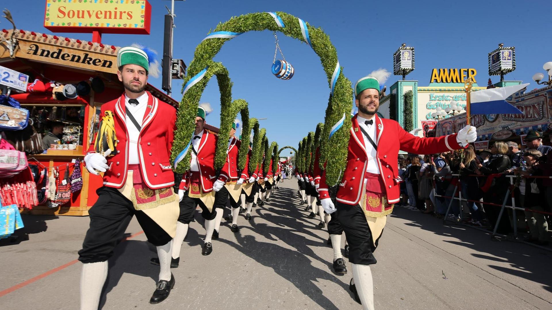 Traditionell gekleidet, nehmen die sogenannten Schäffler an der Eröffnungsparade des Oktoberfestes 2019 am 21. September 2019 in München teil. Das diesjährige Oktoberfest, das Millionen von Besuchern aus aller Welt anzieht, findet vom 21. Oktober bis 6. Oktober statt.