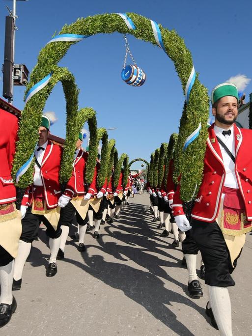 Traditionell gekleidet, nehmen die sogenannten Schäffler an der Eröffnungsparade des Oktoberfestes 2019 am 21. September 2019 in München teil. Das diesjährige Oktoberfest, das Millionen von Besuchern aus aller Welt anzieht, findet vom 21. Oktober bis 6. Oktober statt.