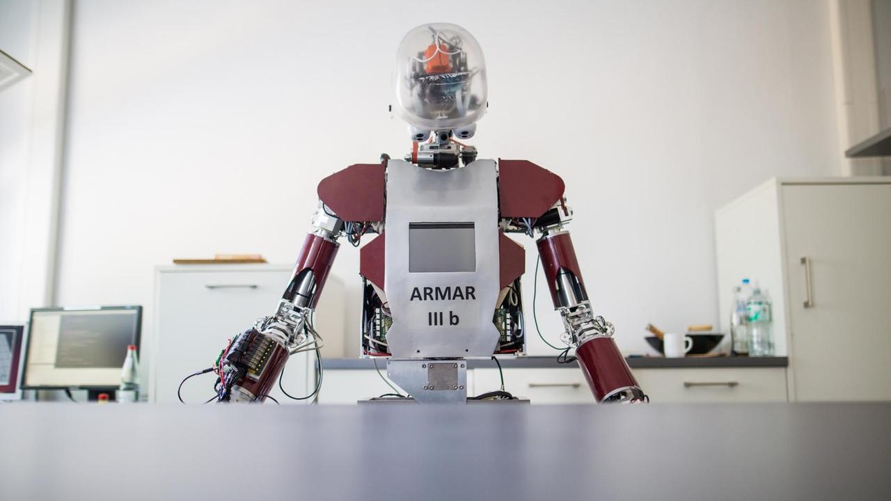 Ein Roboter mit der Bezeichnung "ARMAR IIIb" steht in einem Raum des Karlsruher Instituts für Technologie (KIT).