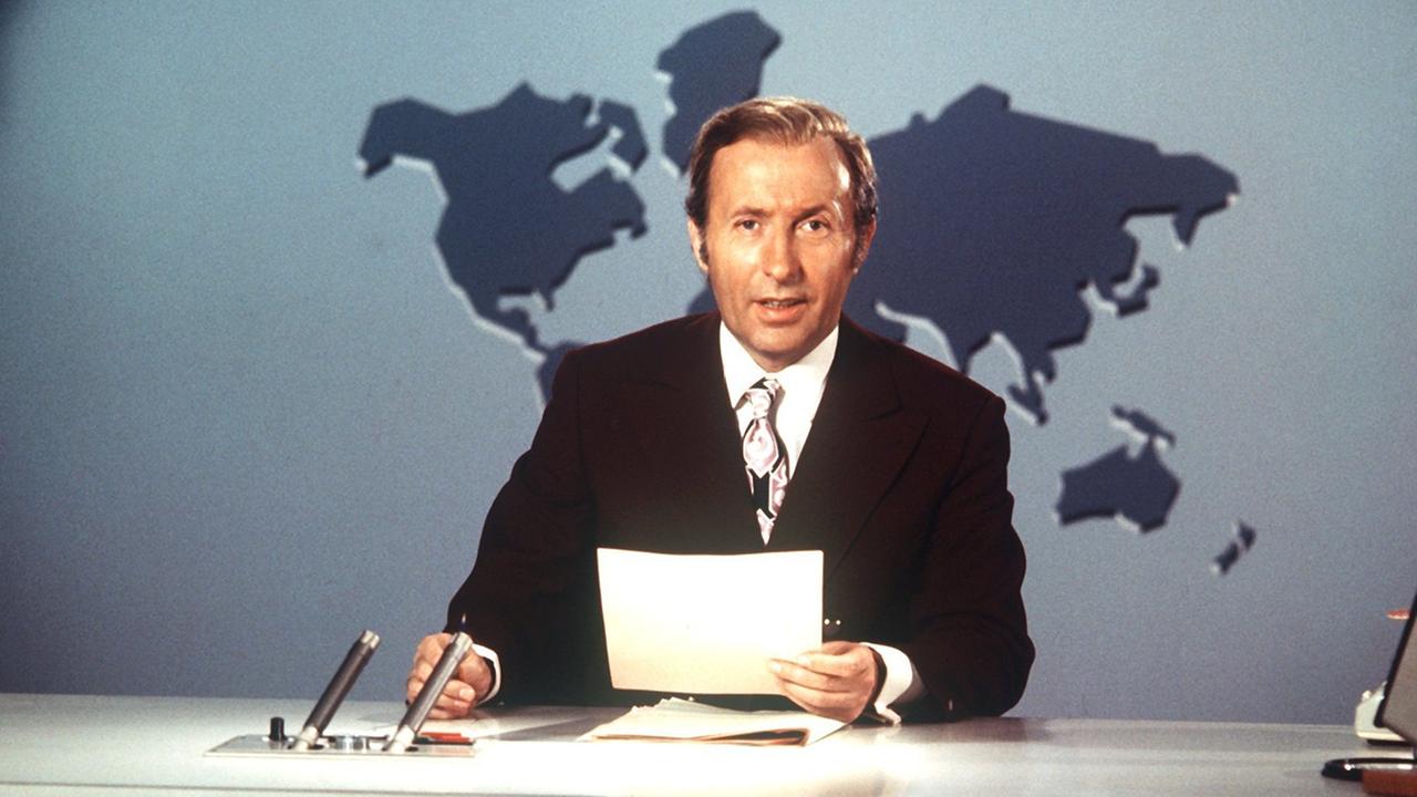 Der Sprecher der ARD-"Tagesschau", Karl-Heinz Köpcke, aufgenommen im Februar 1971 in der Kulisse der Nachrichtensendung.