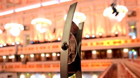 Die Trophäe "ECHO Klassik" steht im Konzerthaus in Berlin