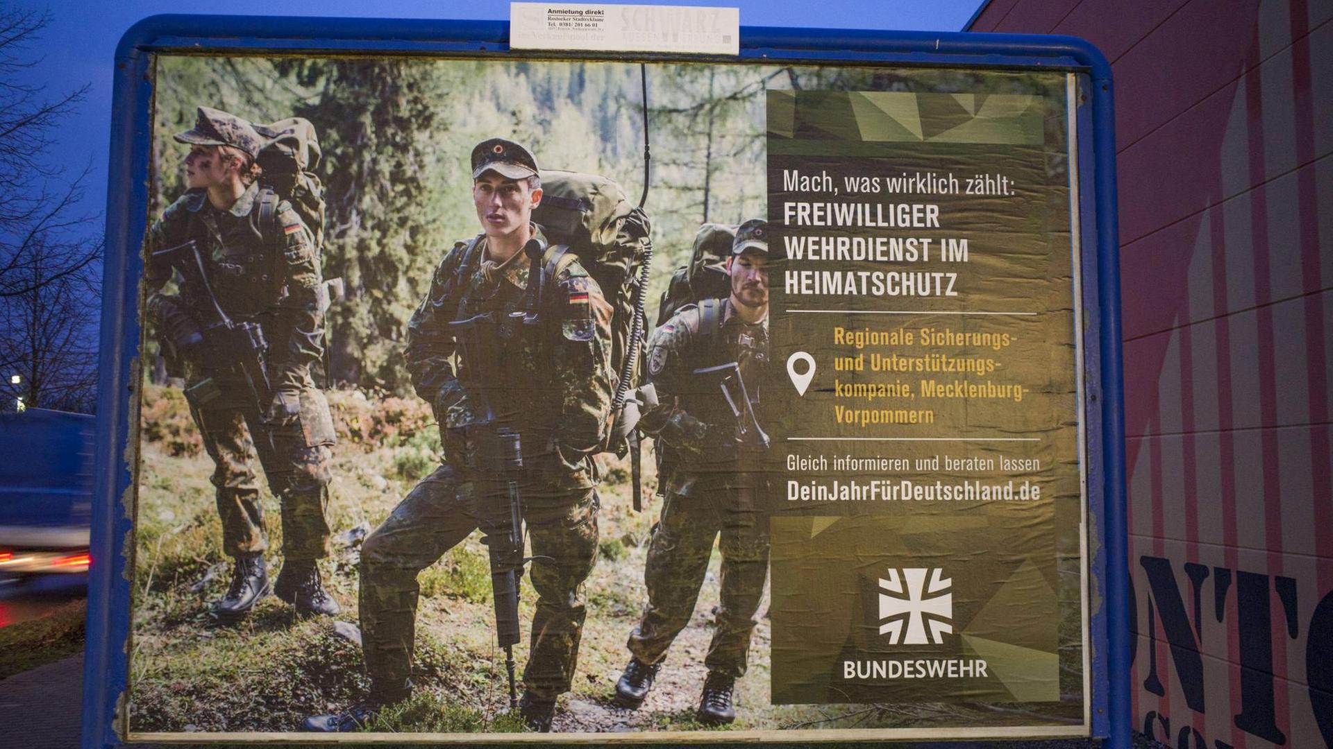 Ein Werbe-Plakat für den neuen Freiwilligen-Dienst bei der Bundes-Wehr.
