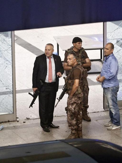 Sicherheitskräfte am Atatürk-Flughafen in Istanbul nach dem Selbstmordanschlag.