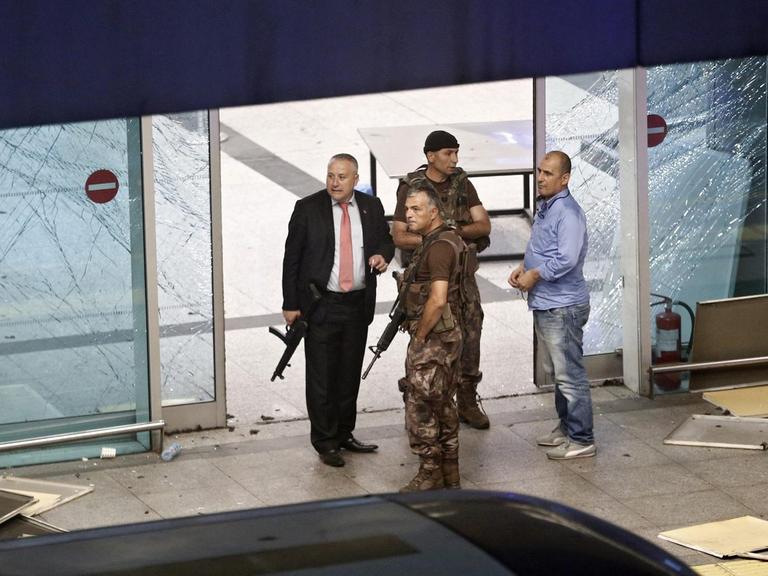 Sicherheitskräfte am Atatürk-Flughafen in Istanbul nach dem Selbstmordanschlag.