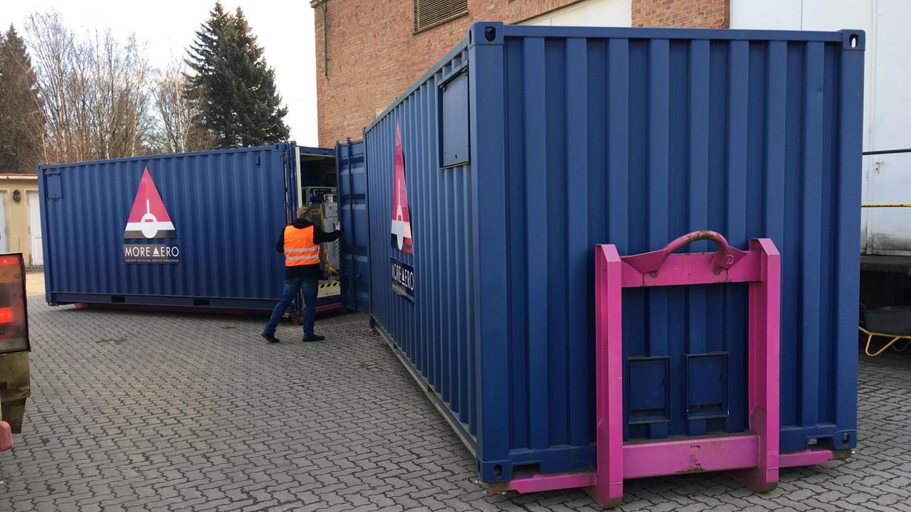 Mobiles Flugzeugrecycling - die Ausrüstung passt in zwei Container
