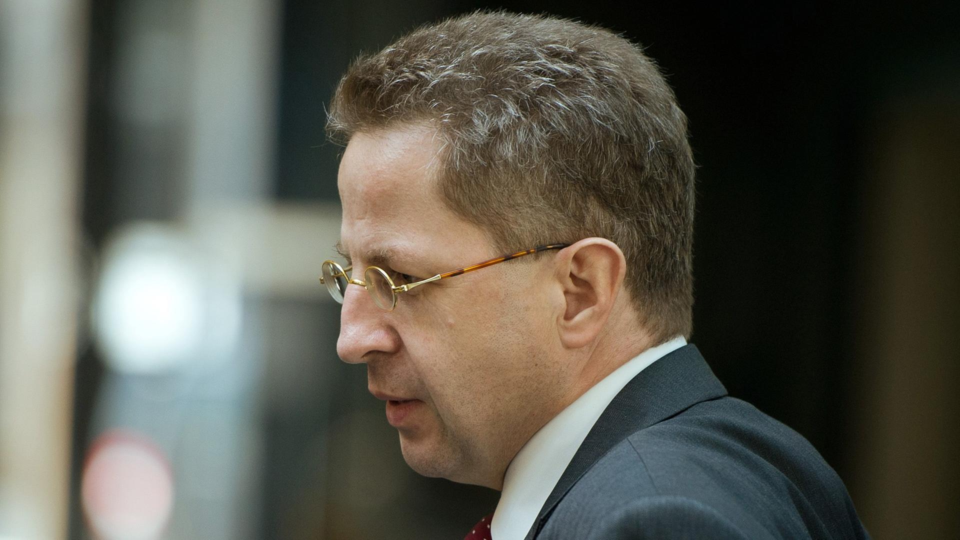 Hans-Georg Maaßen, Präsident des Bundesamts für Verfassungsschutz, verlässt am 10.07.2014 in Berlin die Sondersitzung des Parlamentarischen Kontrollgremiums. Hans-Georg Maaßen, Präsident des Bundesamts für Verfassungsschutz, verlässt am 10.07.2014 in Berlin die Sondersitzung des Parlamentarischen Kontrollgremiums.