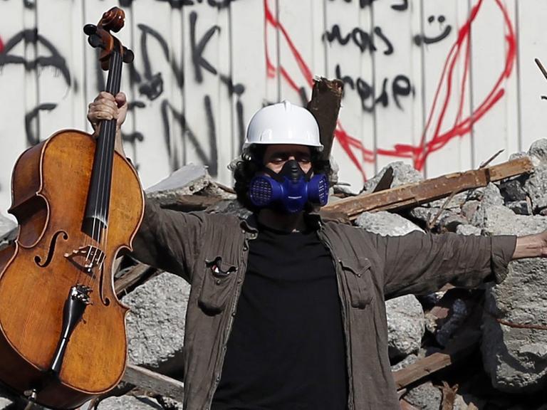 Künstlerischer Protest gegen die Staatsmacht: Der türkische Cellist Uygur Vural bei einer Performance im Gezi-Park in Istanbul am 15. Juni 2013
